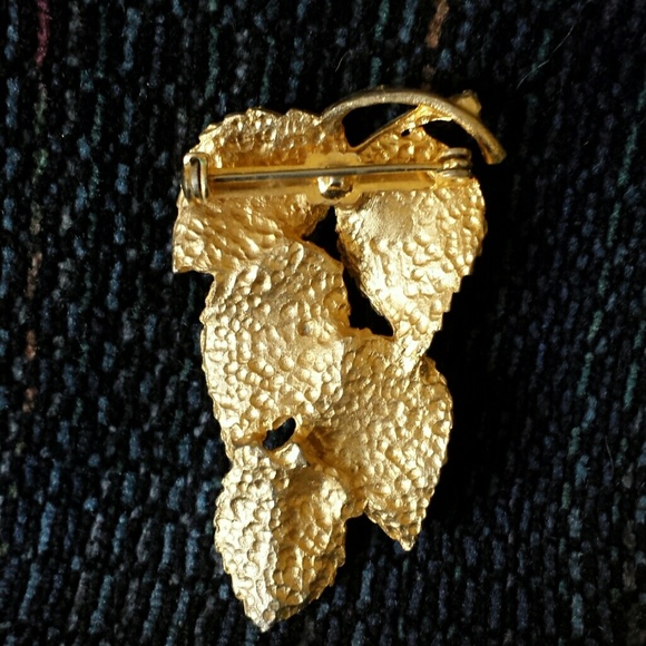 Brooch Leaf Cluster Gold-Tone 2" x 1 1/2" Costume - Picture 2 of 2